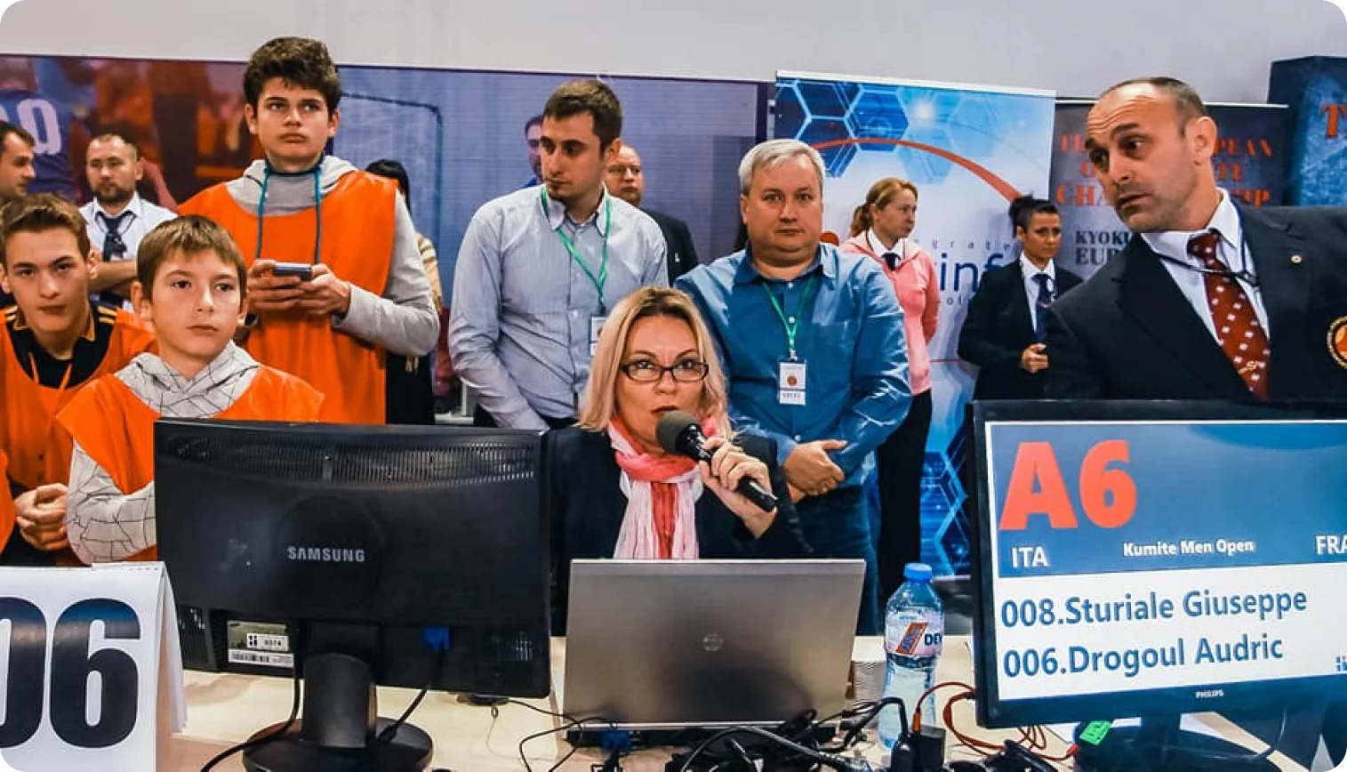 Турнир баспасөз мәслихаты: есімдері бар тақта және қатысушылар