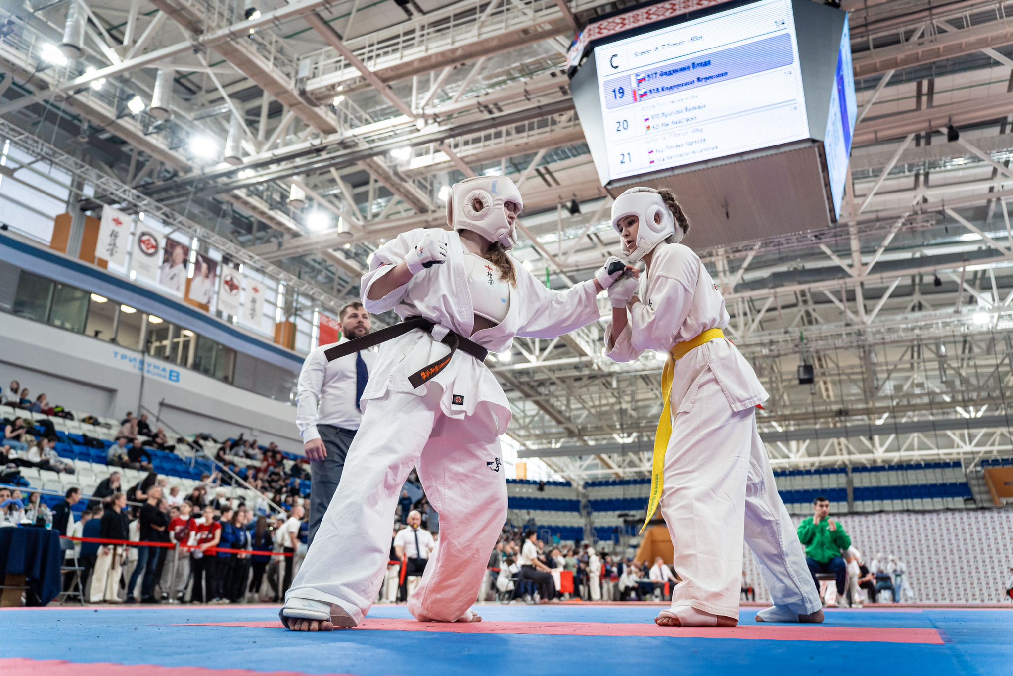 Un duel de kumite afisat pe cubul de televiziune de pe tavan la Belarus Open Cup 2024