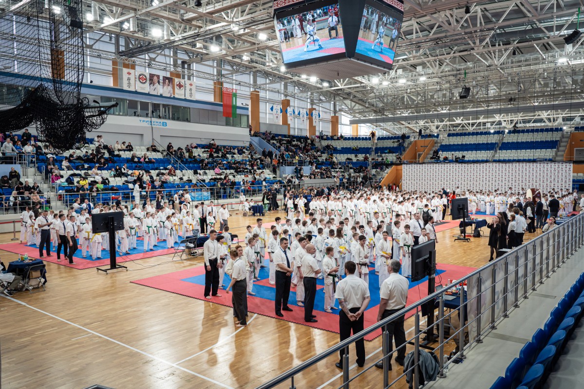 Sala din Minsk cu cele cinci tatemii si cubul de televiziune de pe tavan la Belarus Open Cup 2024 Sala din Minsk cu cele cinci tatemii si cubul de televiziune de pe tavan la Belarus Open Cup 2024