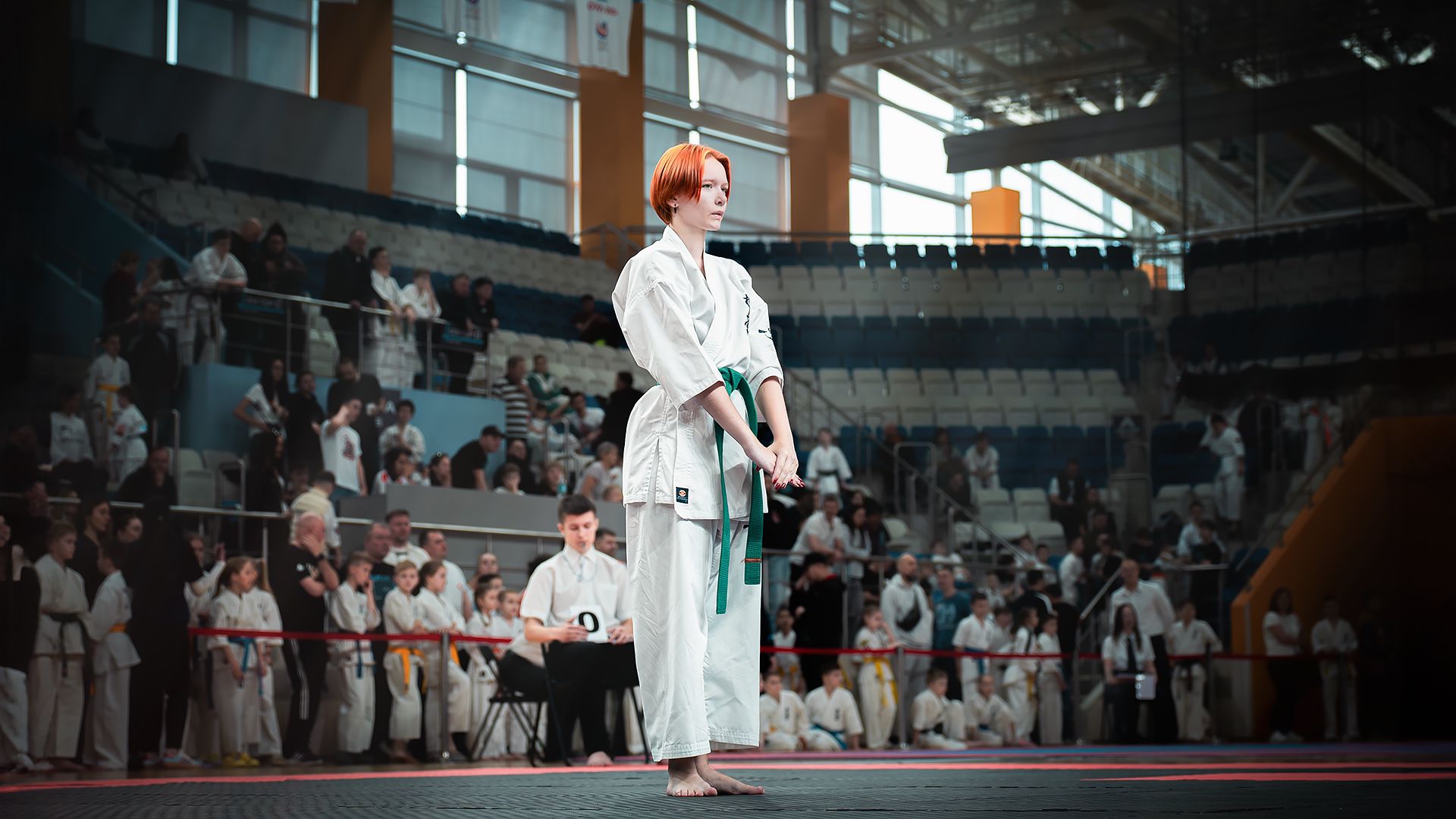 Un karateka executa kata la Belarus Open Cup 2024
