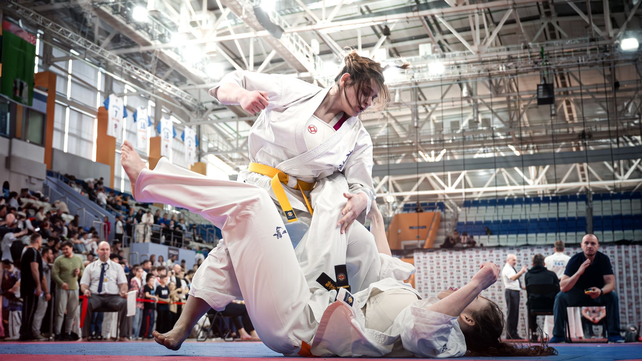Doi karateka schimba tehnici intr-un duel de kumite la Belarus Open Cup 2024