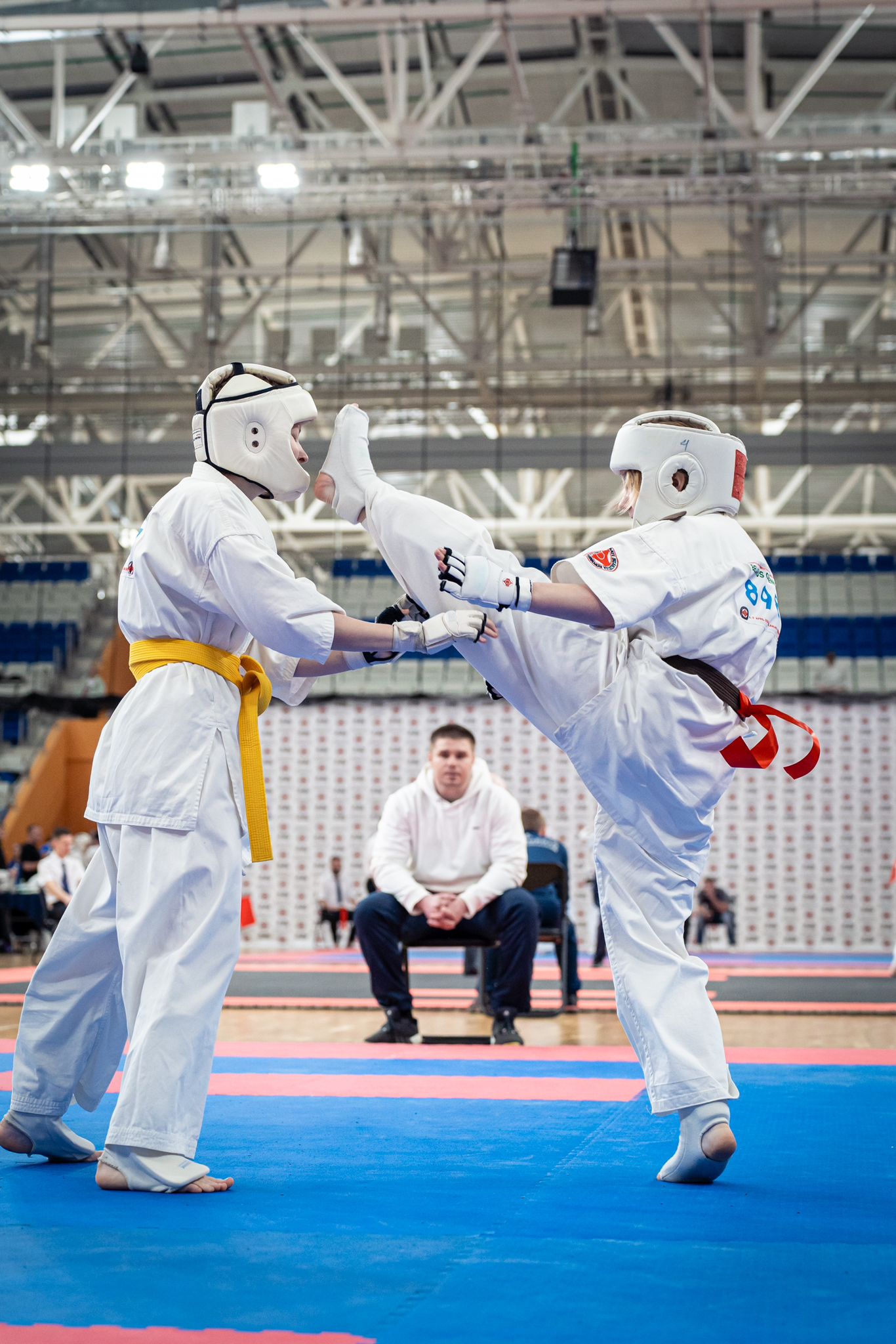 Un karateka atacaaza intr-un duel de kumite la Belarus Open Cup 2024 Un karateka atacaaza intr-un duel de kumite la Belarus Open Cup 2024