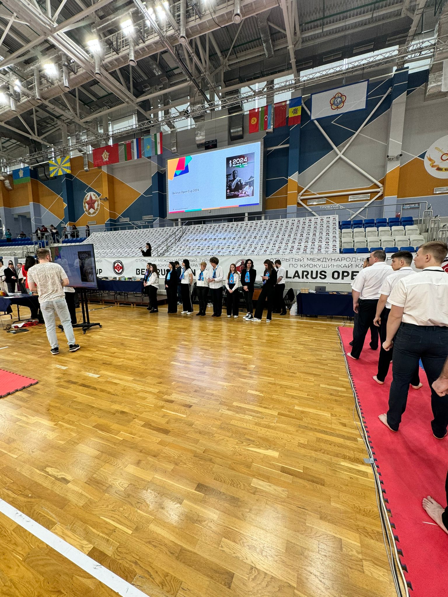 Un ecran cu steaguri de tari din sala la Belarus Open Cup 2024 Un ecran cu steaguri de tari din sala la Belarus Open Cup 2024
