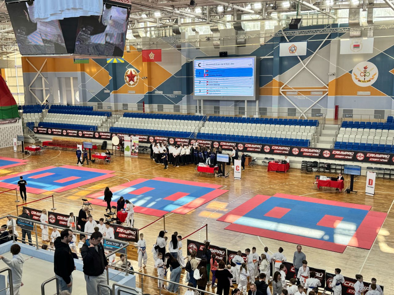 Sala Samurai Open Cup 2025: sectoarele C și D, tablo-urile de pe perete și participanții în kimono Sala Samurai Open Cup 2025: sectoarele C și D, tablo-urile de pe perete și participanții în kimono
