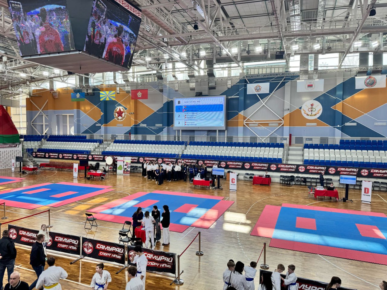 Palatul de Sport „Uruchie”: tatemii A–D, tablo-urile de pe perete și participanții Palatul de Sport „Uruchie”: tatemii A–D, tablo-urile de pe perete și participanții