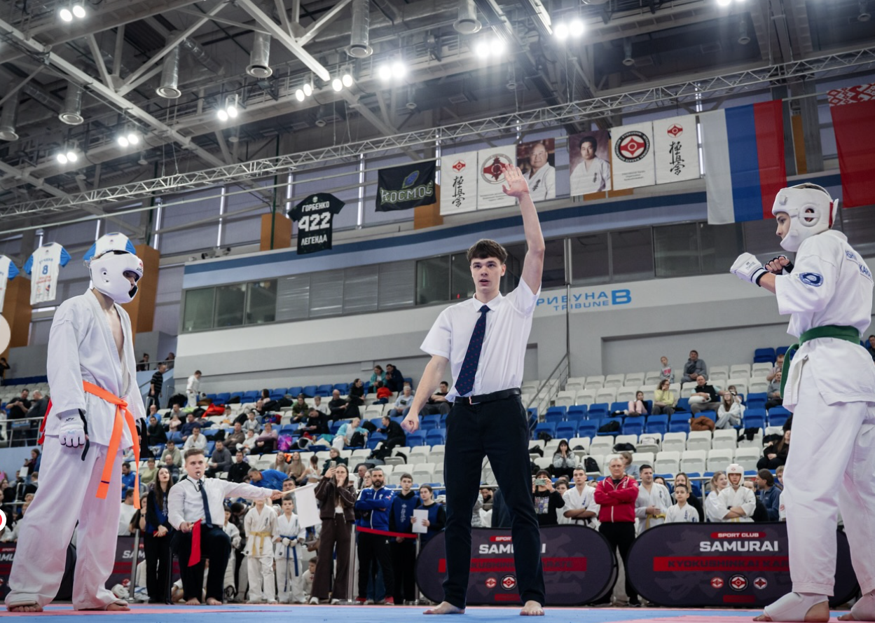 O luptă de kumite la Samurai Open Cup 2025: karateki în apărare și judecătorul pe tatemii O luptă de kumite la Samurai Open Cup 2025: karateki în apărare și judecătorul pe tatemii