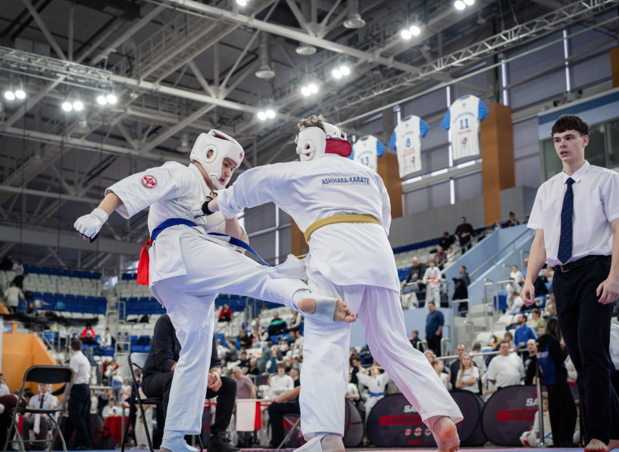 O luptă de kumite la Samurai Open Cup 2025: o lovitură cu piciorul și munca judecătorului O luptă de kumite la Samurai Open Cup 2025: o lovitură cu piciorul și munca judecătorului