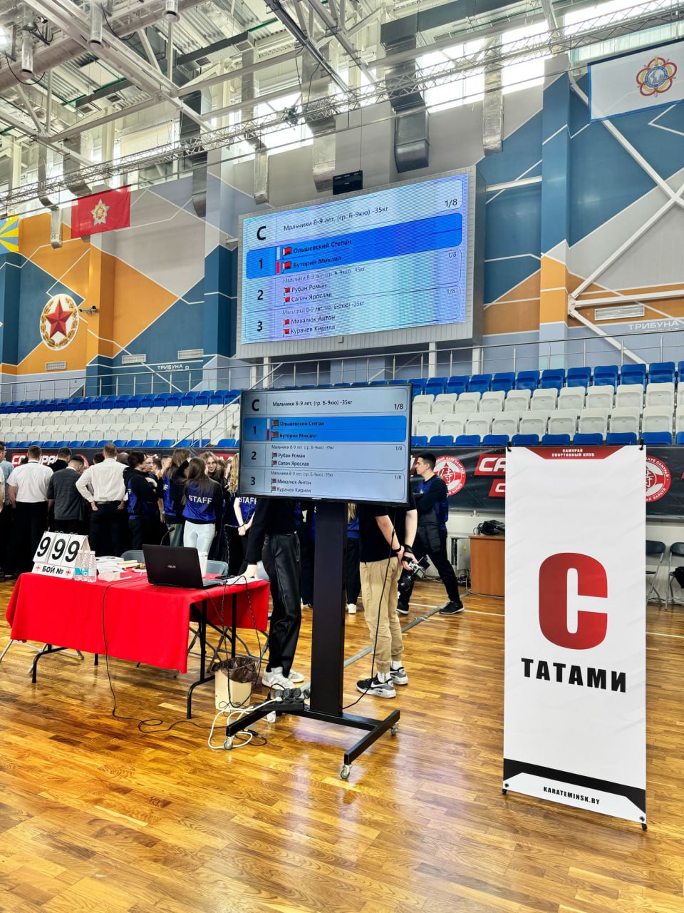 Tatemii C la Samurai Open Cup 2025: tablo-ul de pe perete și zona judecătorilor Tatemii C la Samurai Open Cup 2025: tablo-ul de pe perete și zona judecătorilor