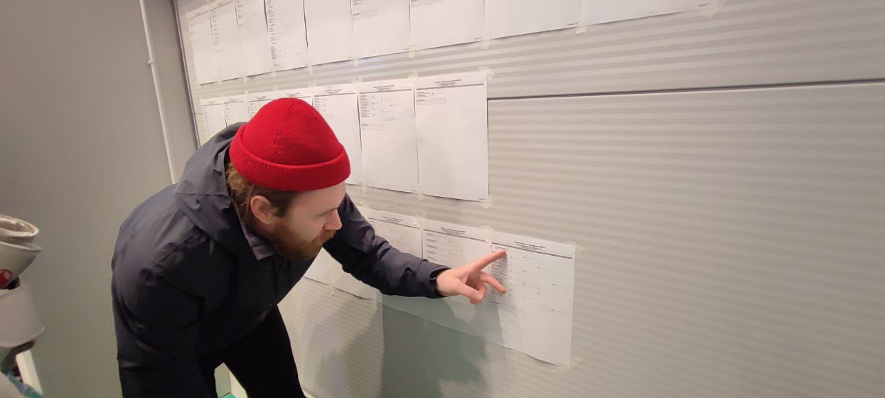 În culise: un organizator verifică categoriile și programul zilei În culise: un organizator verifică categoriile și programul zilei