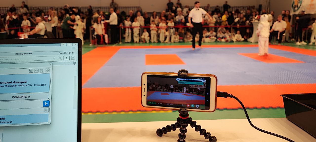 Tournament Expert în timpul competiției: rezultatele pe laptop și transmisiunea pe telefon Tournament Expert în timpul competiției: rezultatele pe laptop și transmisiunea pe telefon