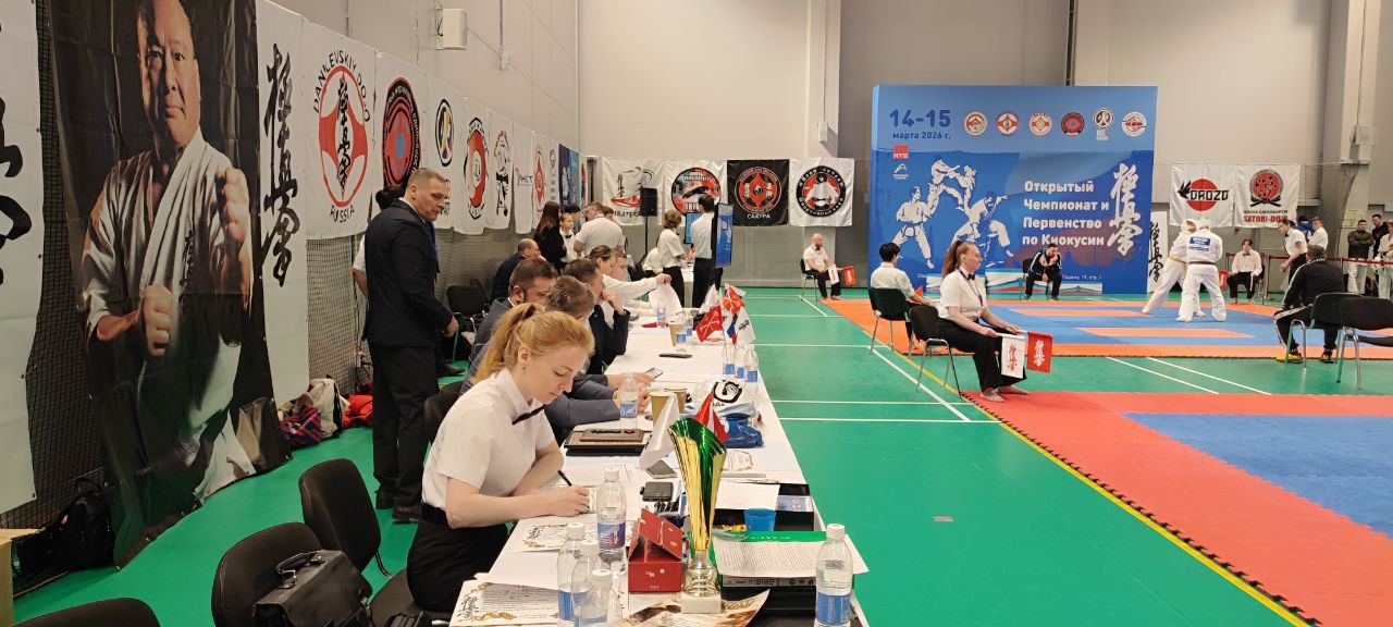 Masa secretariatului: documentele, cupa campionatului și bannerii organizatorilor și ai școlii Masa secretariatului: documentele, cupa campionatului și bannerii organizatorilor și ai școlii