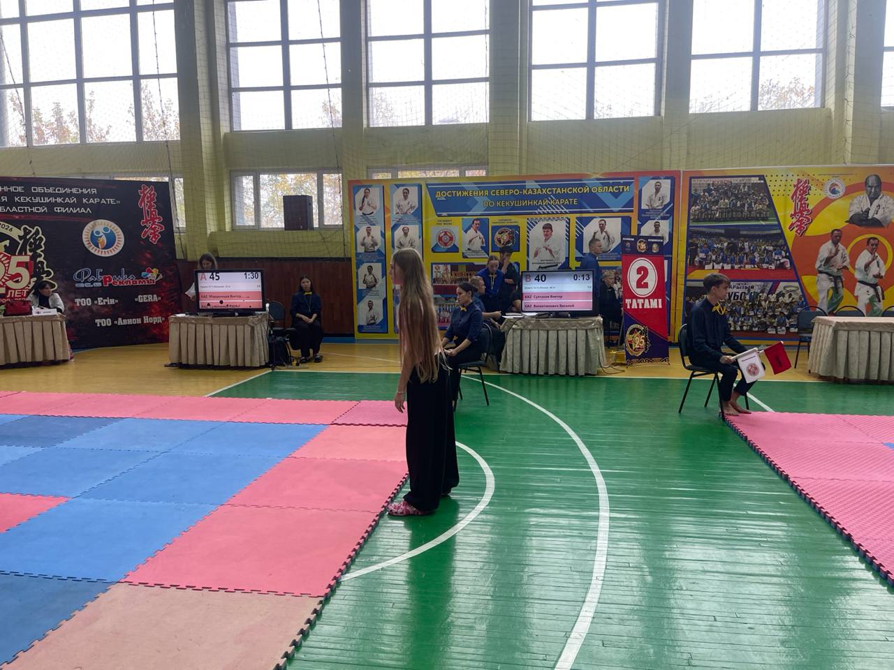 Judecători și secreitari ai turneului la locurile de muncă, cu laptopuri Judecători și secreitari ai turneului la locurile de muncă, cu laptopuri