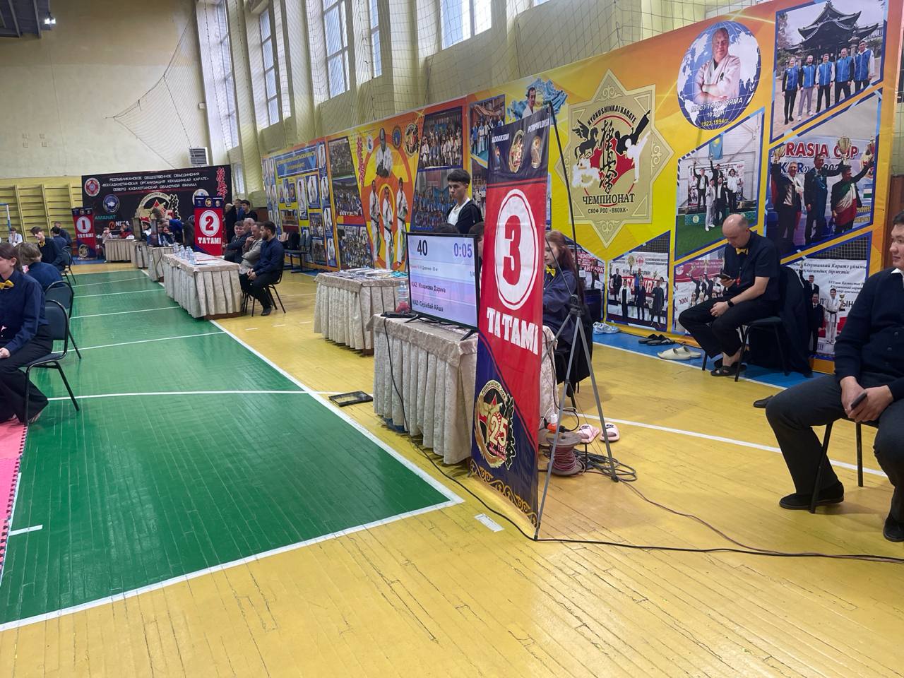 Sala de competiție: trei tatemii, cronometre electronice și tablo, bannerul campionatului Sala de competiție: trei tatemii, cronometre electronice și tablo, bannerul campionatului