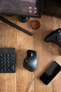 Жұмыс үстелі: ойын тышқаны, пернетақта, DualShock геймпады, смартфон, ыдыс Жұмыс үстеліндегі компьютер тышқаны: жарысқа компьютер дайындауда сыртқы тышқан қолдану ұсынысы