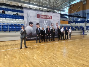 Кёкүшин-каратэ жарысы ұйымдастырушылары Бірлік Каратэ баннері алдында топтық суретке түсу алдында